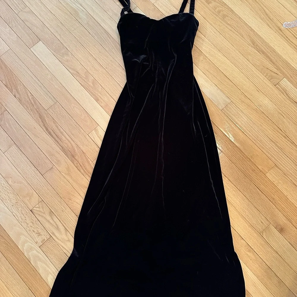 Elegant Black Velvet Dress - Picture 1 of 3